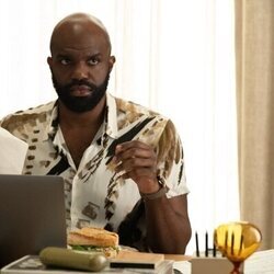Carl Clemons-Hopkins en la temporada 1 y el capítulo 06 de 'Hacks'