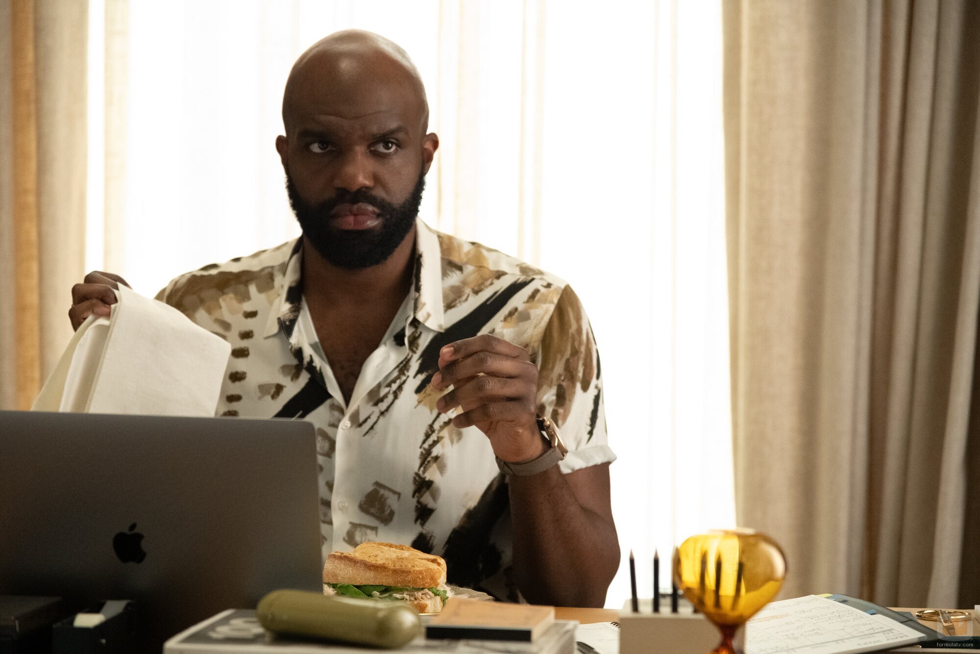 Carl Clemons-Hopkins en la temporada 1 y el capítulo 06 de 'Hacks'