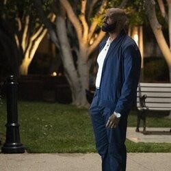 Carl Clemons-Hopkins en 1x08 '1,69 millones' de 'Hacks'