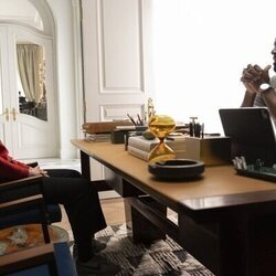 Hannah Einbinder y Carl Clemons-Hopkins en la temporada 1 y el capítulo 08 de 'Hacks'
