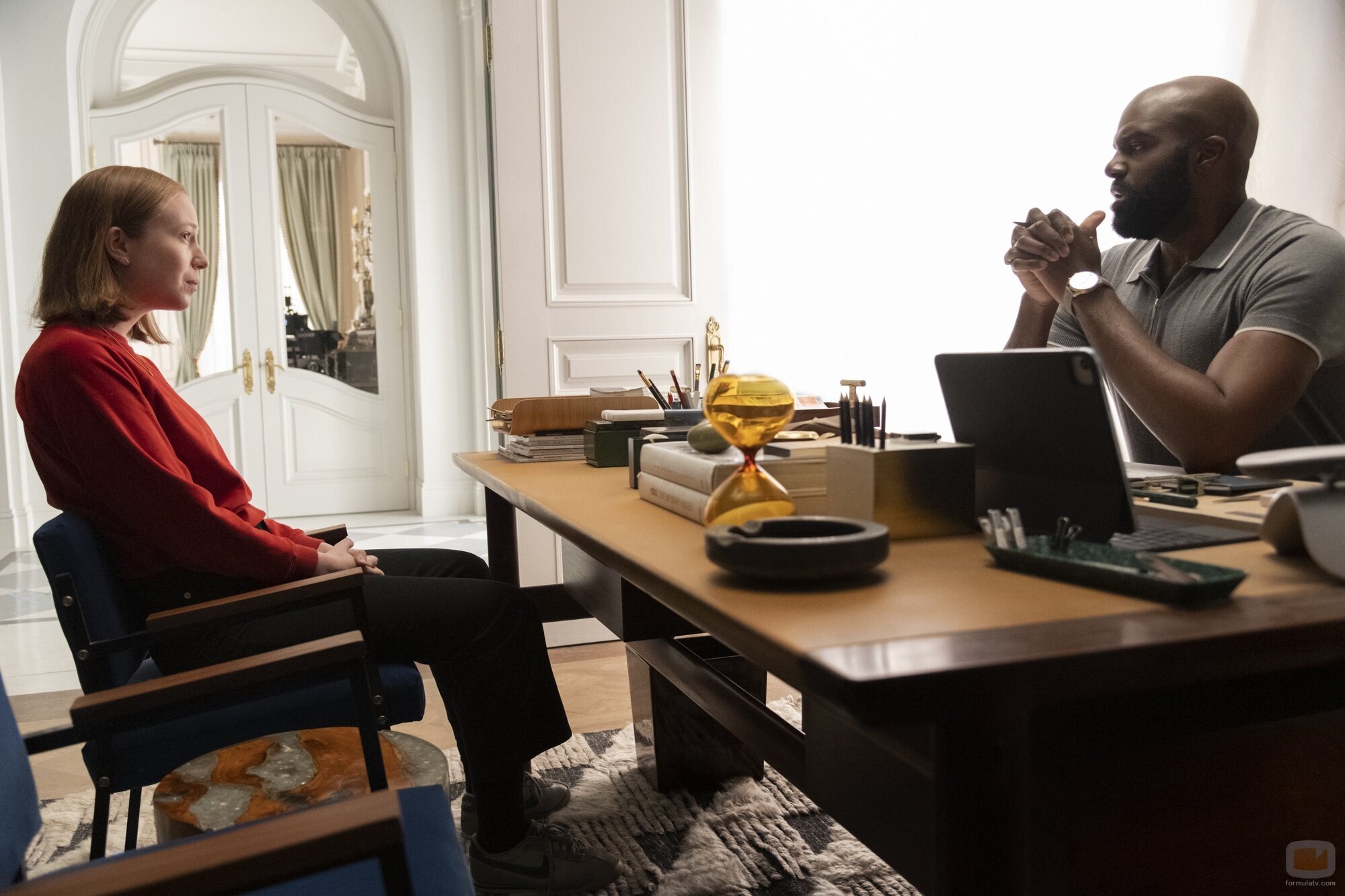 Hannah Einbinder y Carl Clemons-Hopkins en la temporada 1 y el capítulo 08 de 'Hacks'