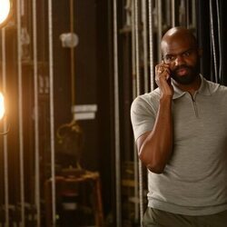Carl Clemons-Hopkins en 1x09 titulado 'La entrevista' de 'Hacks'