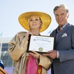 Jean Smart y Christopher McDonald en 1x10 titulado 'Creo que lo hará' de 'Hacks'