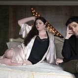 Paul W. Downs y Megan Stalter en la temporada 1 y el capítulo 10 de 'Hacks'