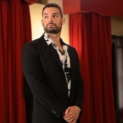 Johnny Sibilly en 1x10 'Creo que lo hará' de 'Hacks'