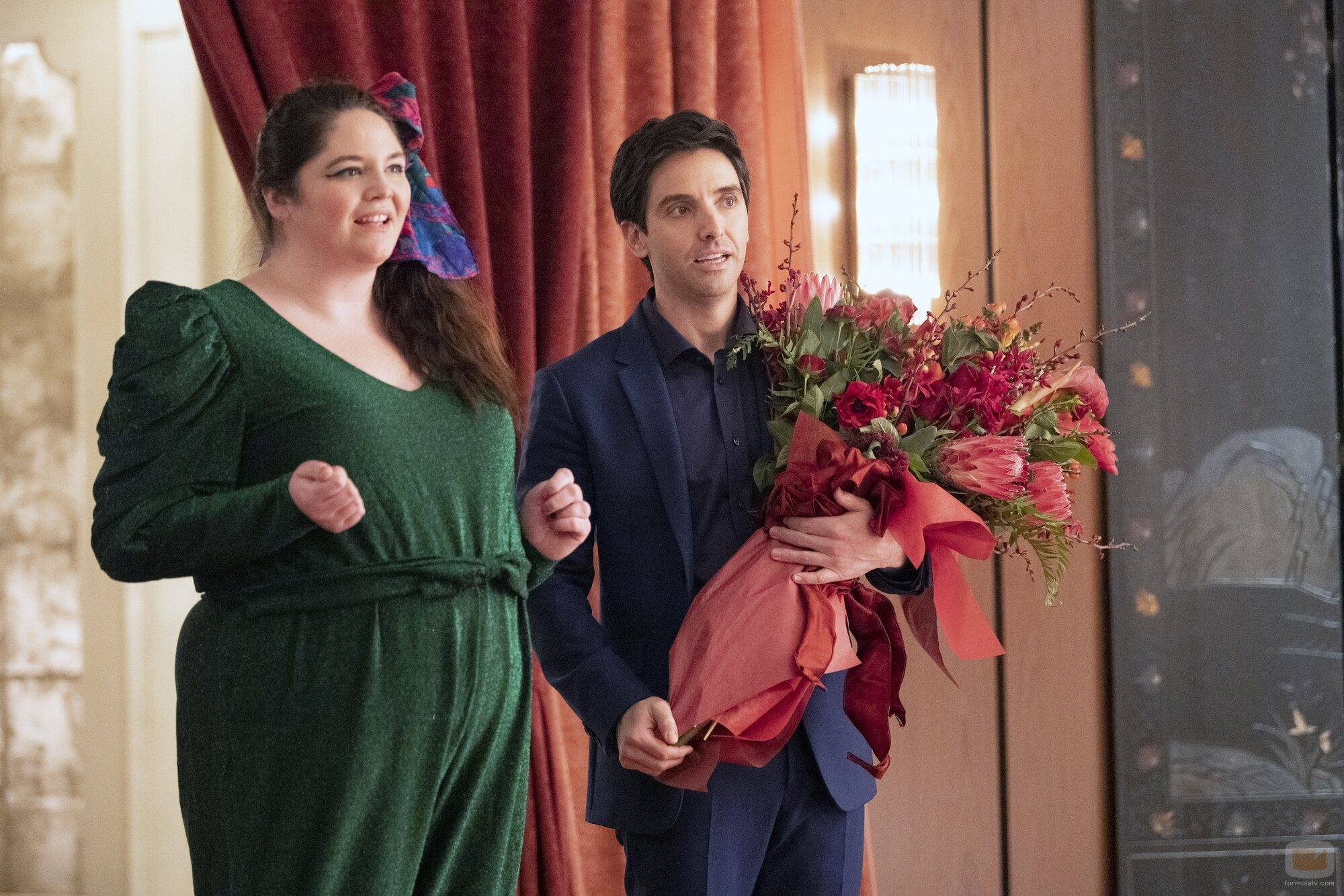 Escena de Paul W. Downs y Megan Stalter en la temporada 1 y el capítulo 10 de 'Hacks'