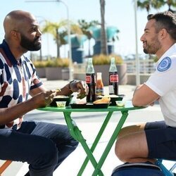 Johnny Sibilly y Carl Clemons-Hopkins en 'Creo que lo hará' de 'Hacks'