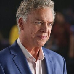Christopher McDonald en 2x01 titulado 'Correrá la sangre' de 'Hacks'