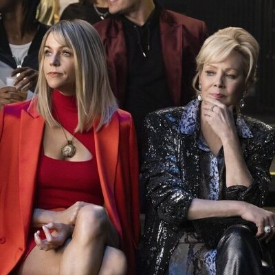 Kaitlin Olson y Jean Smart en 2x01 'Correrá la sangre' de 'Hacks'