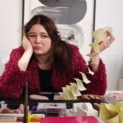 Megan Stalter en Capítulo 1 titulado 'Correrá la sangre' de 'Hacks'