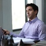 Paul W. Downs en 2x01 titulado 'Correrá la sangre' de 'Hacks'