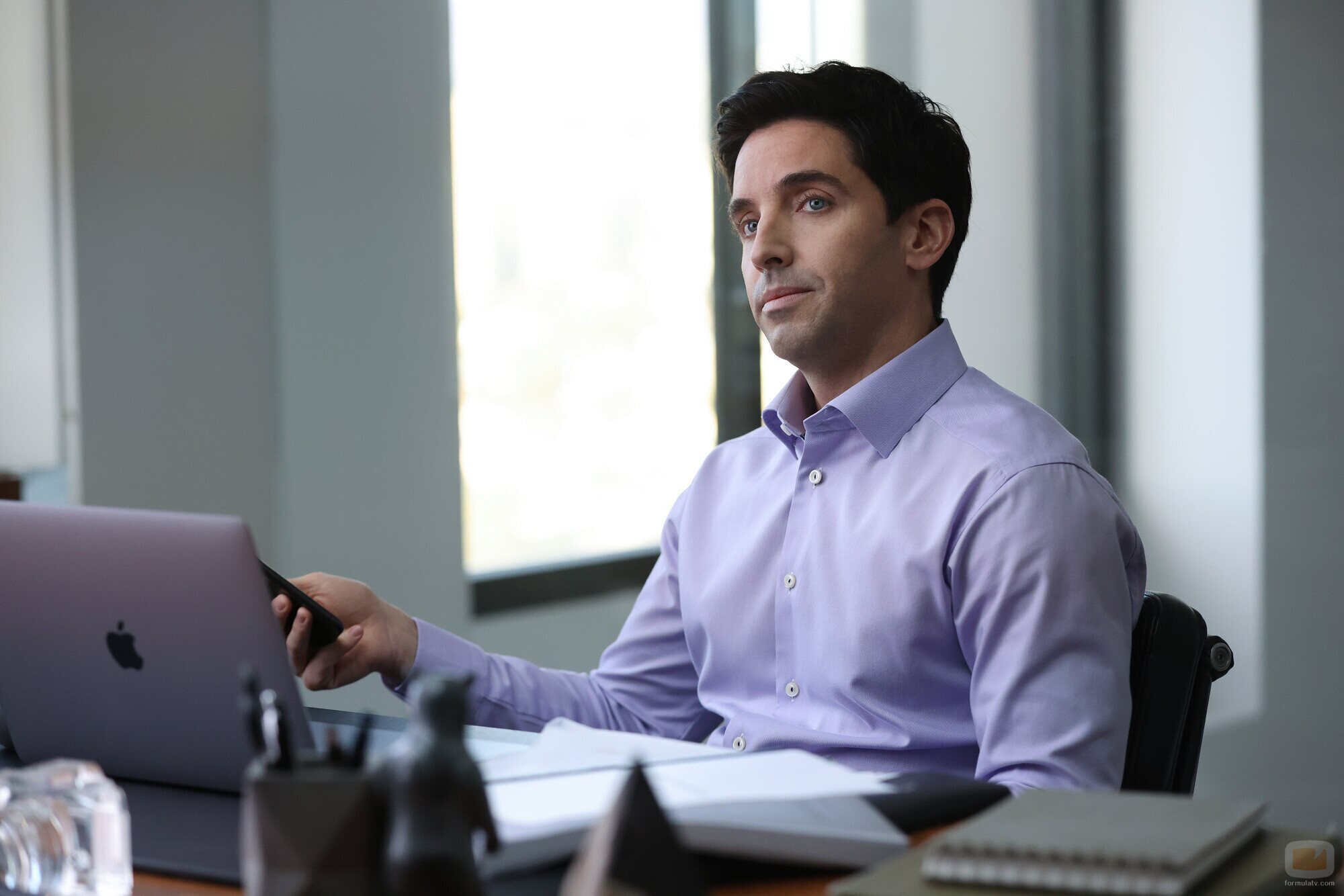 Paul W. Downs en 2x01 titulado 'Correrá la sangre' de 'Hacks'