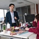 Paul W. Downs y Megan Stalter en 'Correrá la sangre' de 'Hacks'