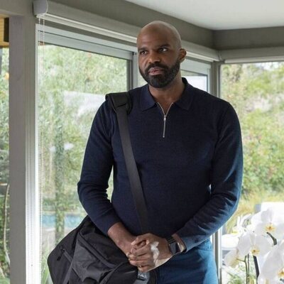 Carl Clemons-Hopkins en 'Correrá la sangre' de 'Hacks'