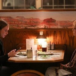 Jean Smart y Hannah Einbinder en Capítulo 2 titulado 'Quid Pro Quo' de 'Hacks'