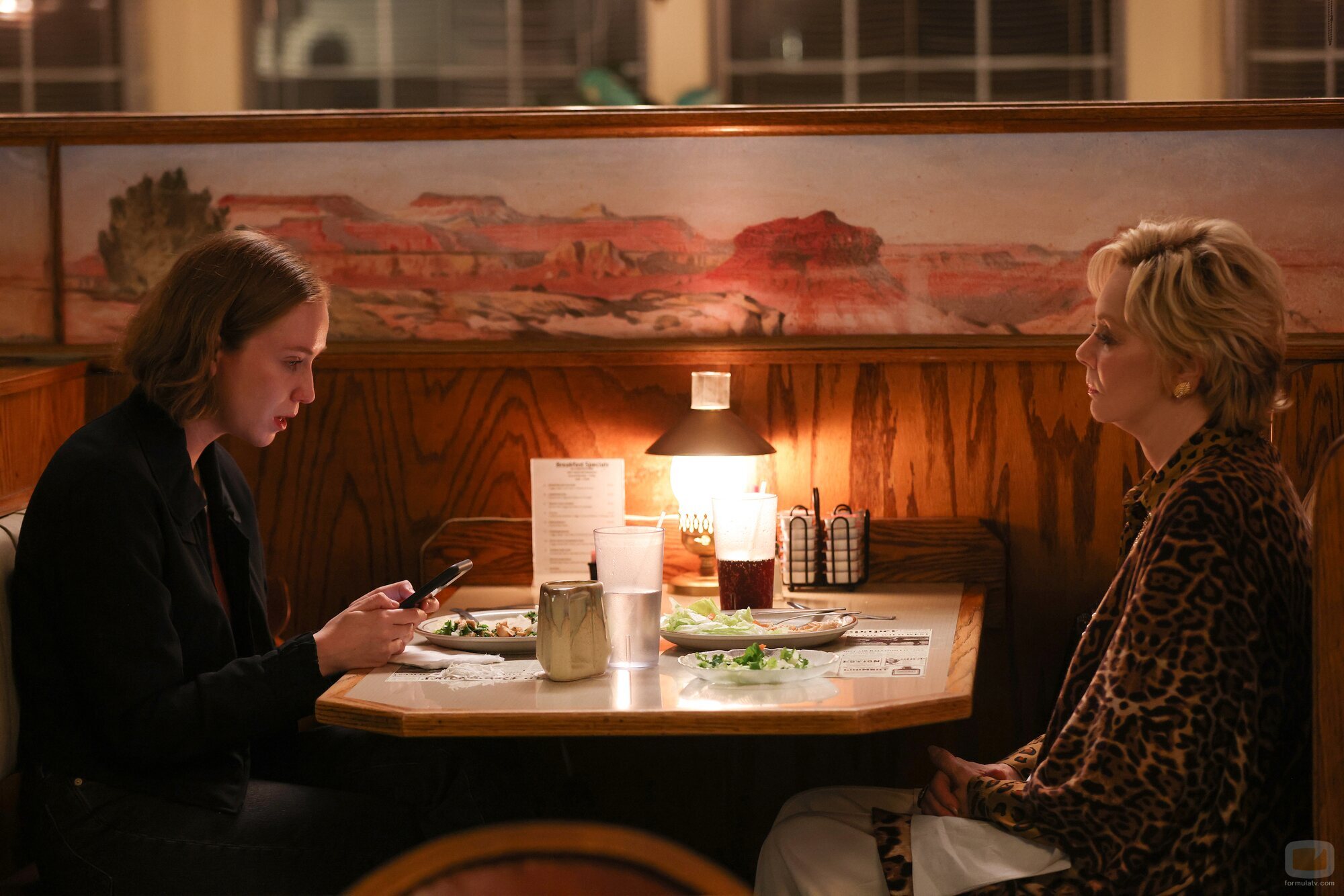 Jean Smart y Hannah Einbinder en Capítulo 2 titulado 'Quid Pro Quo' de 'Hacks'
