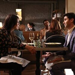 Ming-Na Wen y Paul W. Downs en 'Quid Pro Quo' de 'Hacks'