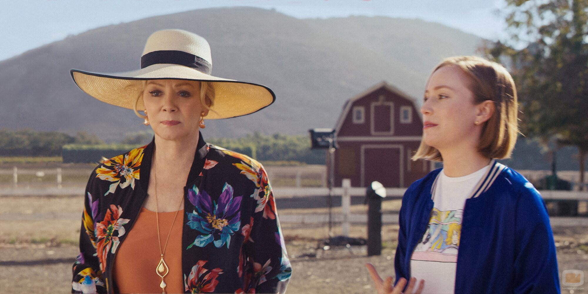 Escena de Jean Smart y Hannah Einbinder en Capítulo 2 titulado 'Quid Pro Quo' de 'Hacks'