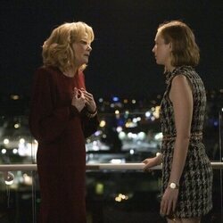 Jean Smart y Hannah Einbinder en 2x08 titulado 'La única e inimitable' de 'Hacks'