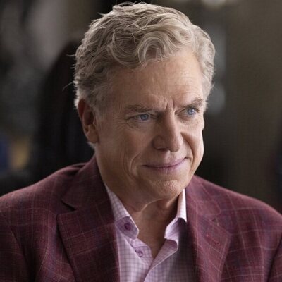 Christopher McDonald en el 2x08 de 'Hacks'