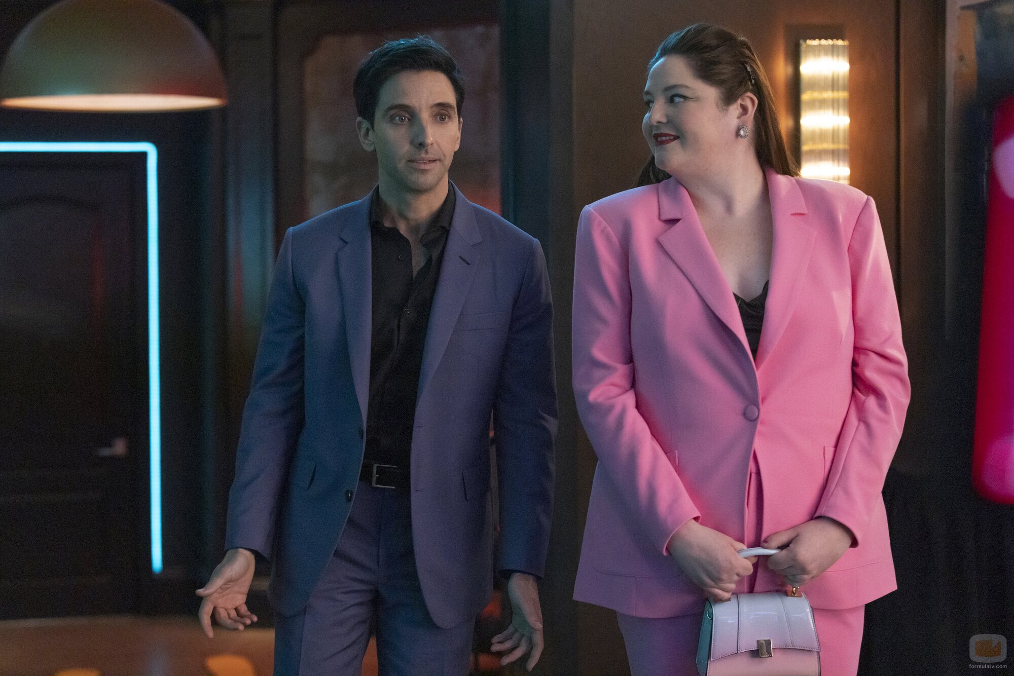 Paul W. Downs y Megan Stalter en Capítulo 8 titulado 'La única e inimitable' de 'Hacks'
