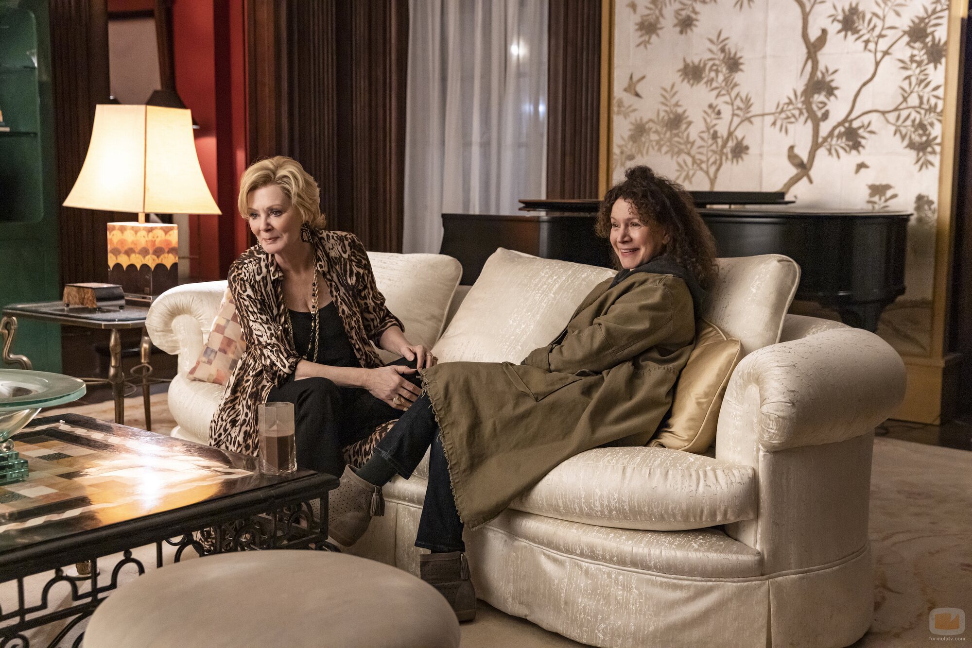 Escena de Jean Smart en 'A la venta' de 'Hacks'