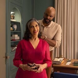 Carl Clemons-Hopkins y Rose Abdoo en Capítulo 3 titulado 'Confía en el proceso' de 'Hacks'