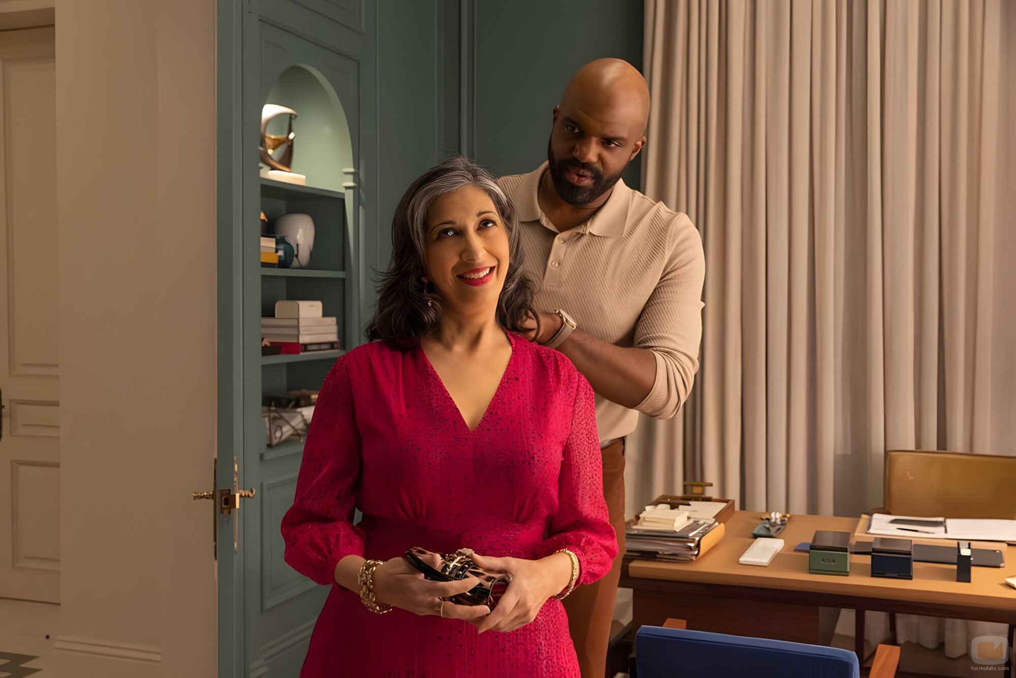 Carl Clemons-Hopkins y Rose Abdoo en Capítulo 3 titulado 'Confía en el proceso' de 'Hacks'