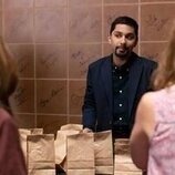 Mark Indelicato en el 2x03 de 'Hacks'