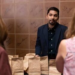 Mark Indelicato en el 2x03 de 'Hacks'