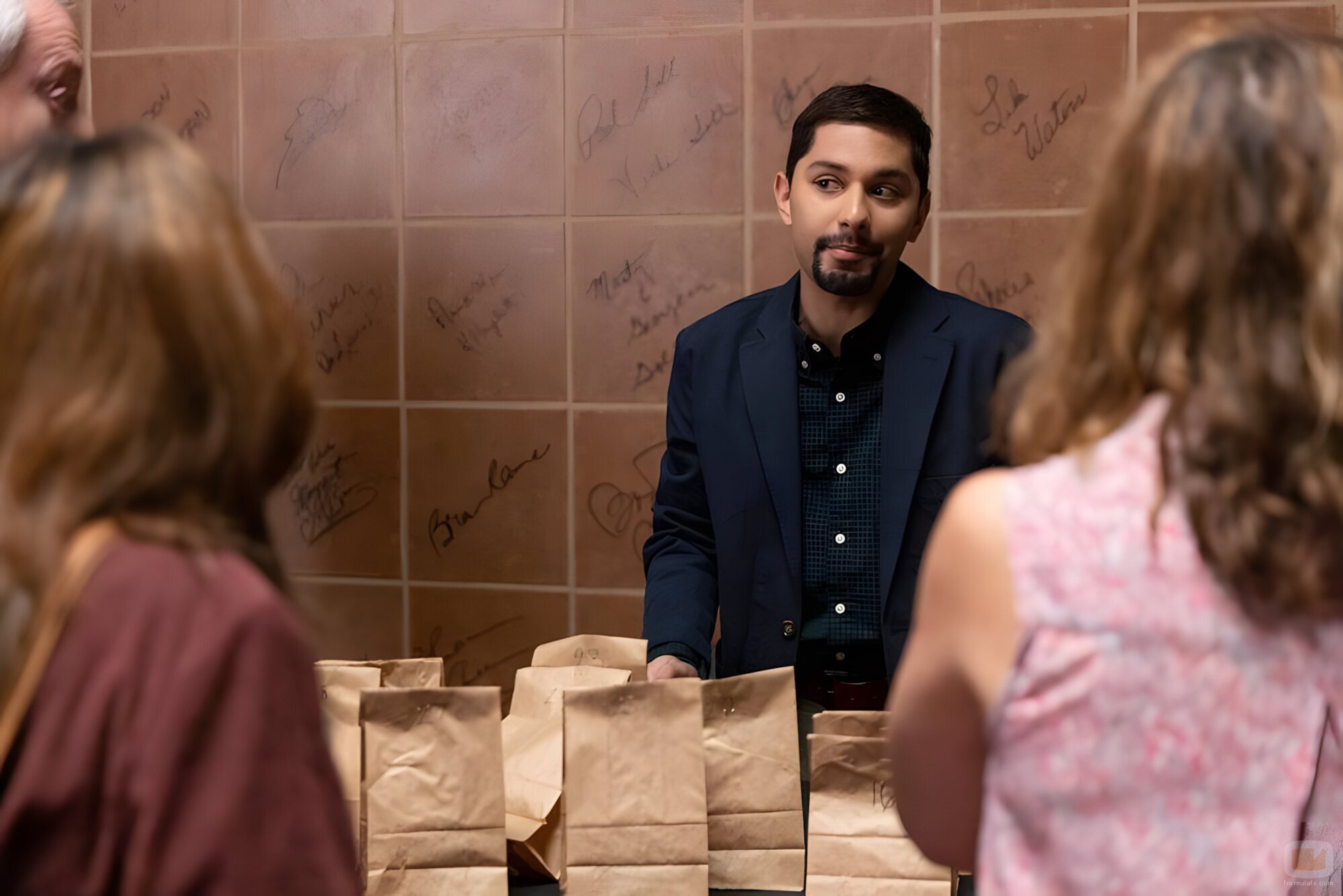 Mark Indelicato en el 2x03 de 'Hacks'