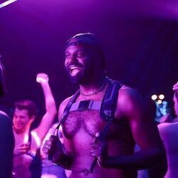 Carl Clemons-Hopkins en el 2x04 de 'Hacks'