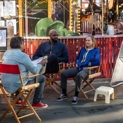 Hannah Einbinder y Carl Clemons-Hopkins en 'Retirada' de 'Hacks'