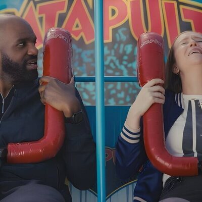 Hannah Einbinder y Carl Clemons-Hopkins en 2x05 'Retirada' de 'Hacks'