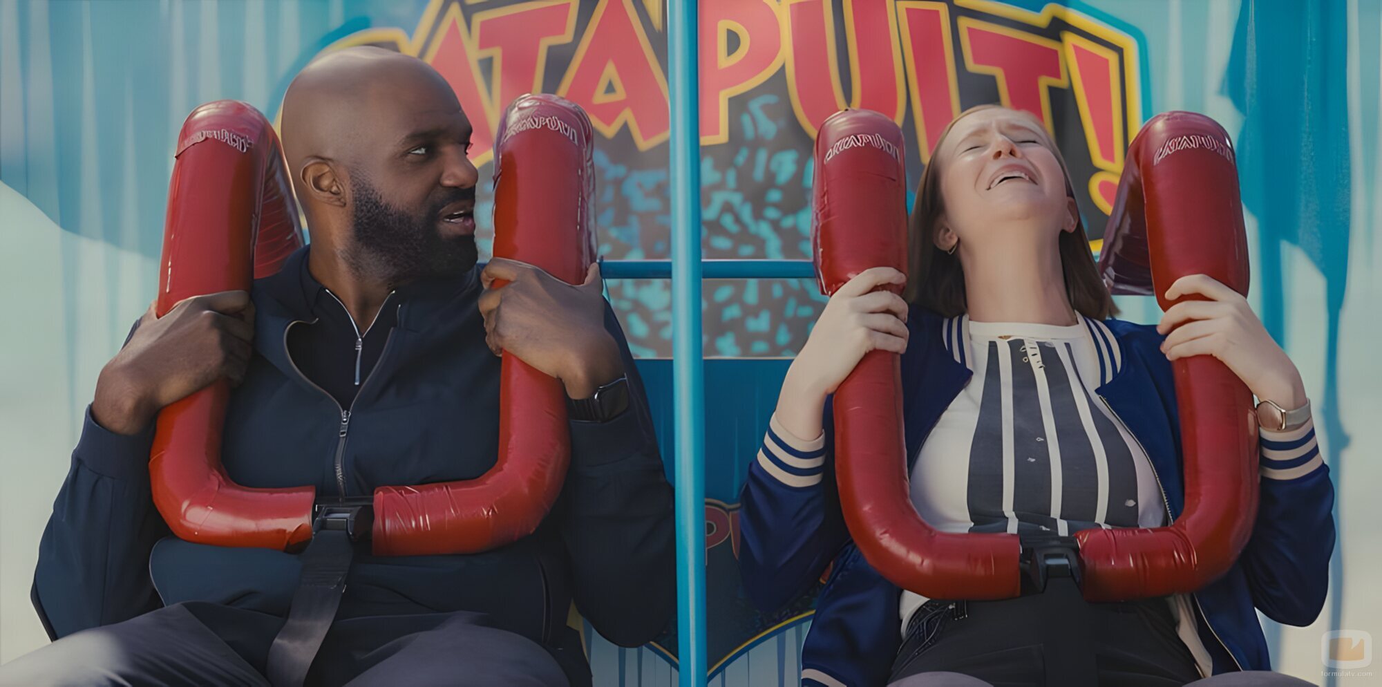 Hannah Einbinder y Carl Clemons-Hopkins en 2x05 'Retirada' de 'Hacks'