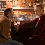 Jean Smart y Devon Sawa en 'El click' de 'Hacks'