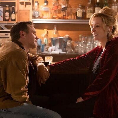 Jean Smart y Devon Sawa en 'El click' de 'Hacks'
