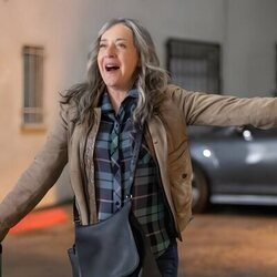 Jane Adams en el 2x06 de 'Hacks'