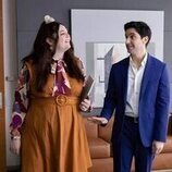 Paul W. Downs y Megan Stalter en Capítulo 6 titulado 'El click' de 'Hacks'