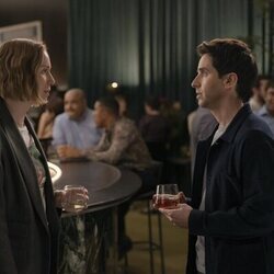 Paul W. Downs y Hannah Einbinder en 3x01 titulado 'Sólo por las risas' de 'Hacks'