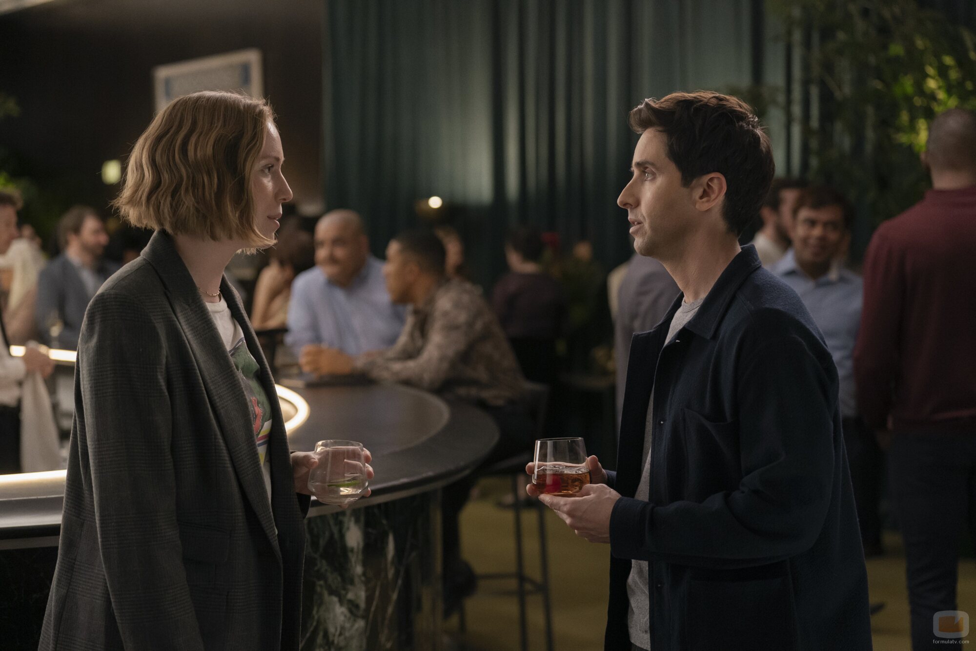 Paul W. Downs y Hannah Einbinder en 3x01 titulado 'Sólo por las risas' de 'Hacks'