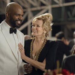 Jean Smart y Carl Clemons-Hopkins en el 3x01 de 'Hacks'