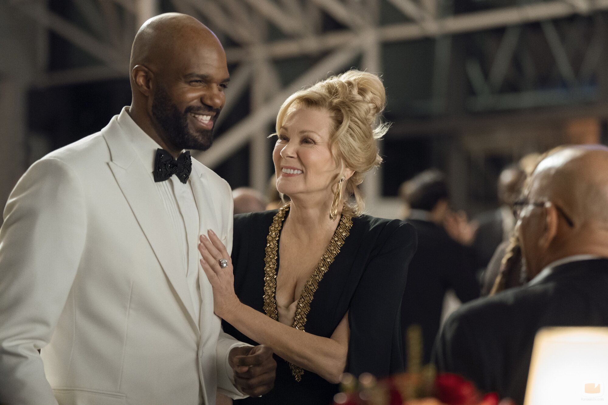 Jean Smart y Carl Clemons-Hopkins en el 3x01 de 'Hacks'