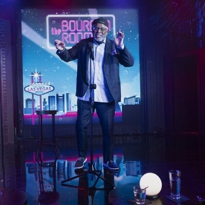 George Wallace en 3x01 titulado 'Sólo por las risas' de 'Hacks'