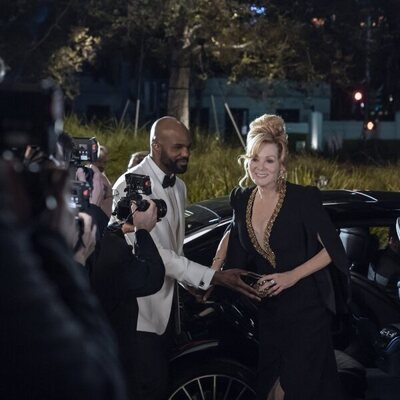 Jean Smart y Carl Clemons-Hopkins en Capítulo 1 titulado 'Sólo por las risas' de 'Hacks'