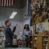 Mark Indelicato en el 3x02 de 'Hacks'