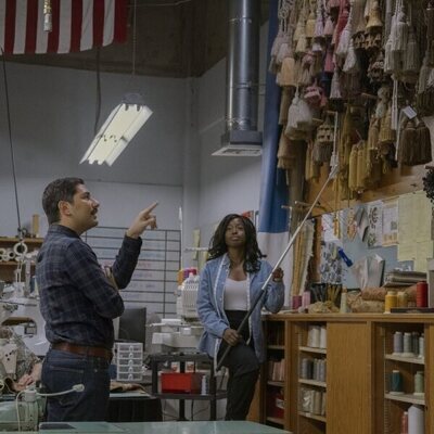Mark Indelicato en el 3x02 de 'Hacks'