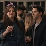 Paul W. Downs y Megan Stalter en 3x02 titulado 'Más vale tarde' de 'Hacks'