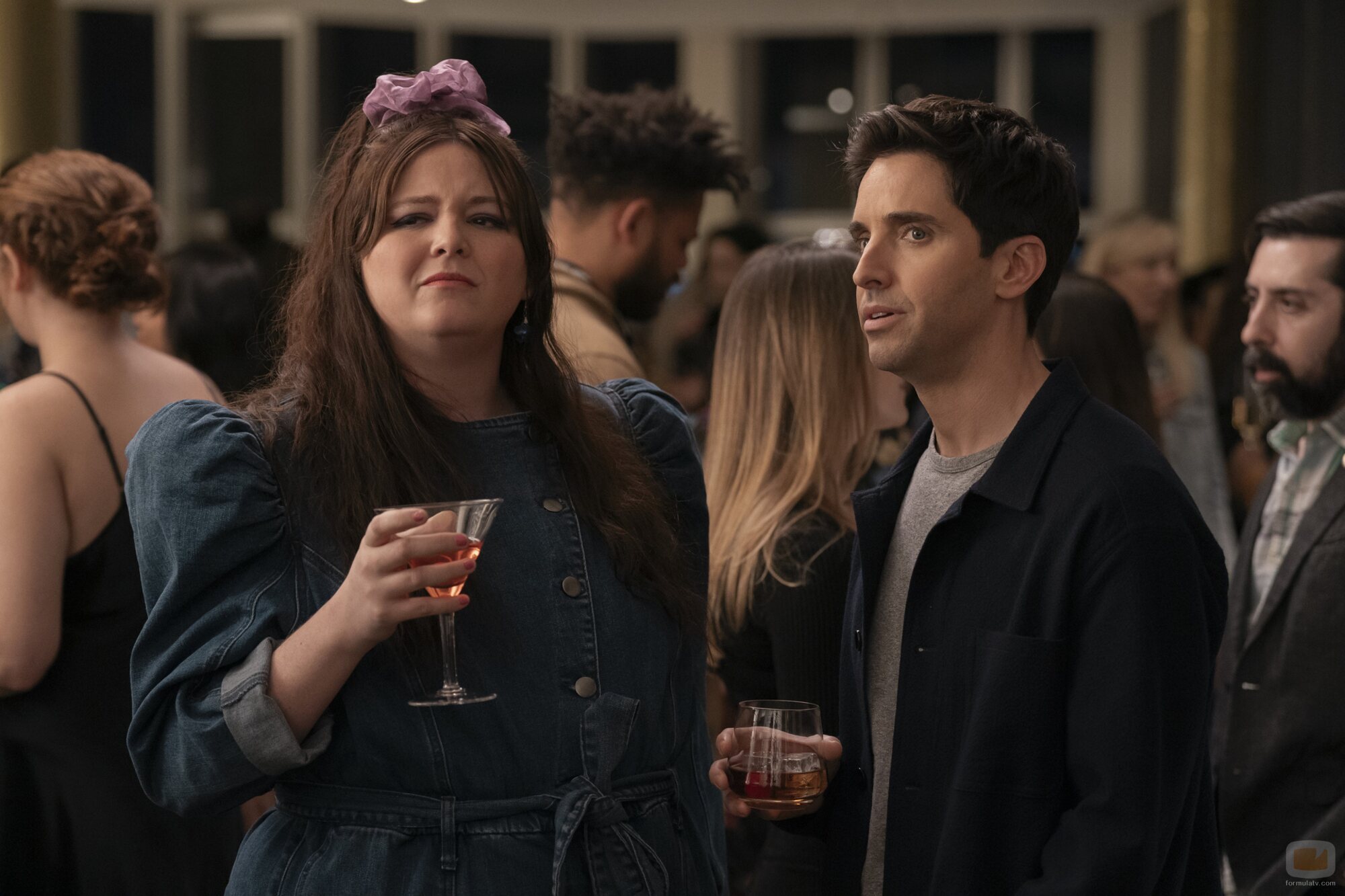Paul W. Downs y Megan Stalter en 3x02 titulado 'Más vale tarde' de 'Hacks'