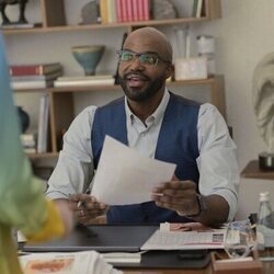 Carl Clemons-Hopkins en Capítulo 2 titulado 'Más vale tarde' de 'Hacks'